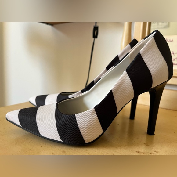 Black and white striped heels, pointed toe (6.5) - Picture 5 of 7